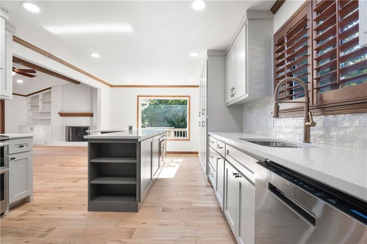 Property Photo:  1640 N Boston Place  AR 72703 