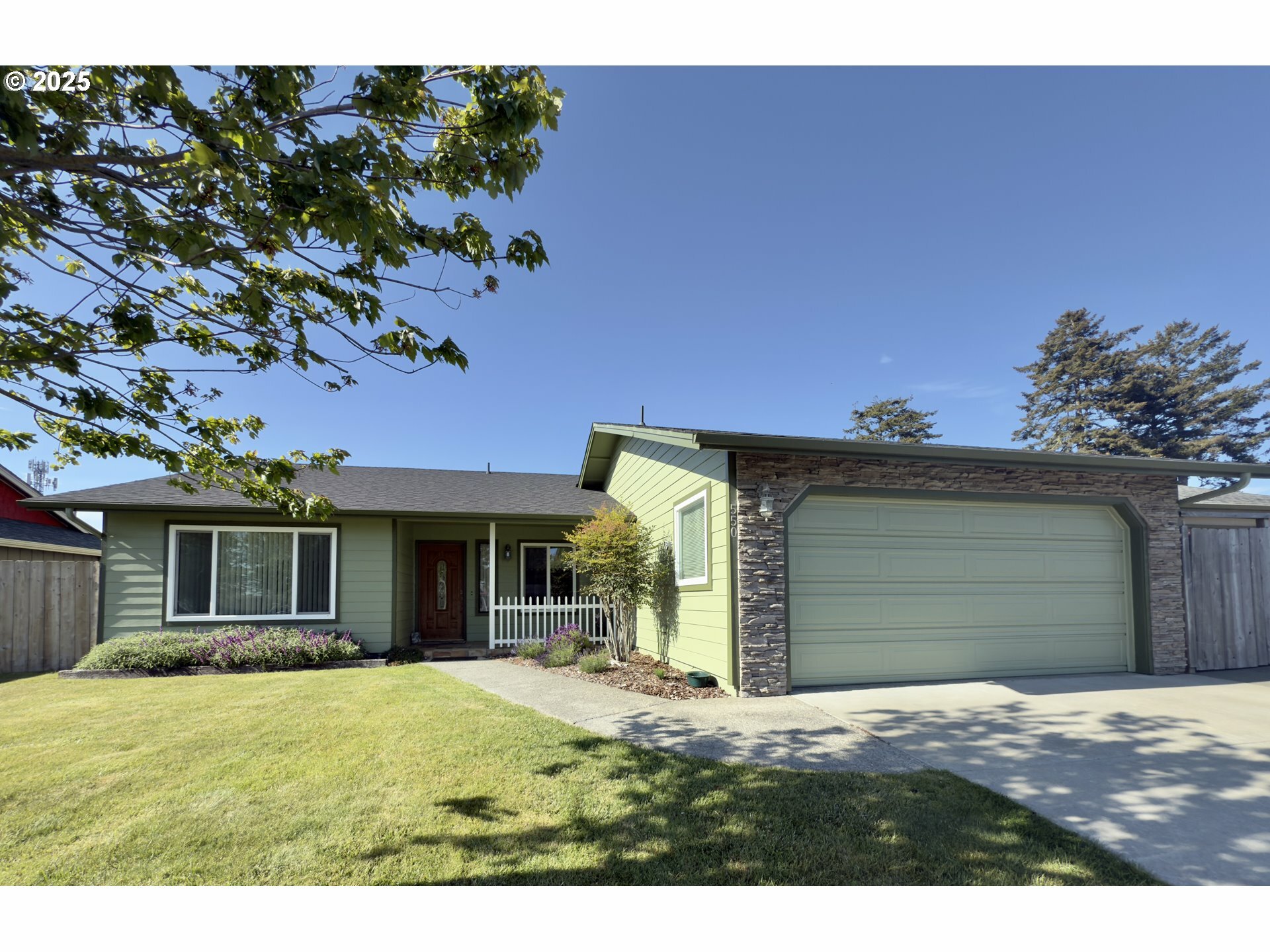 Property Photo: 550 Velopa Ct OR 97415