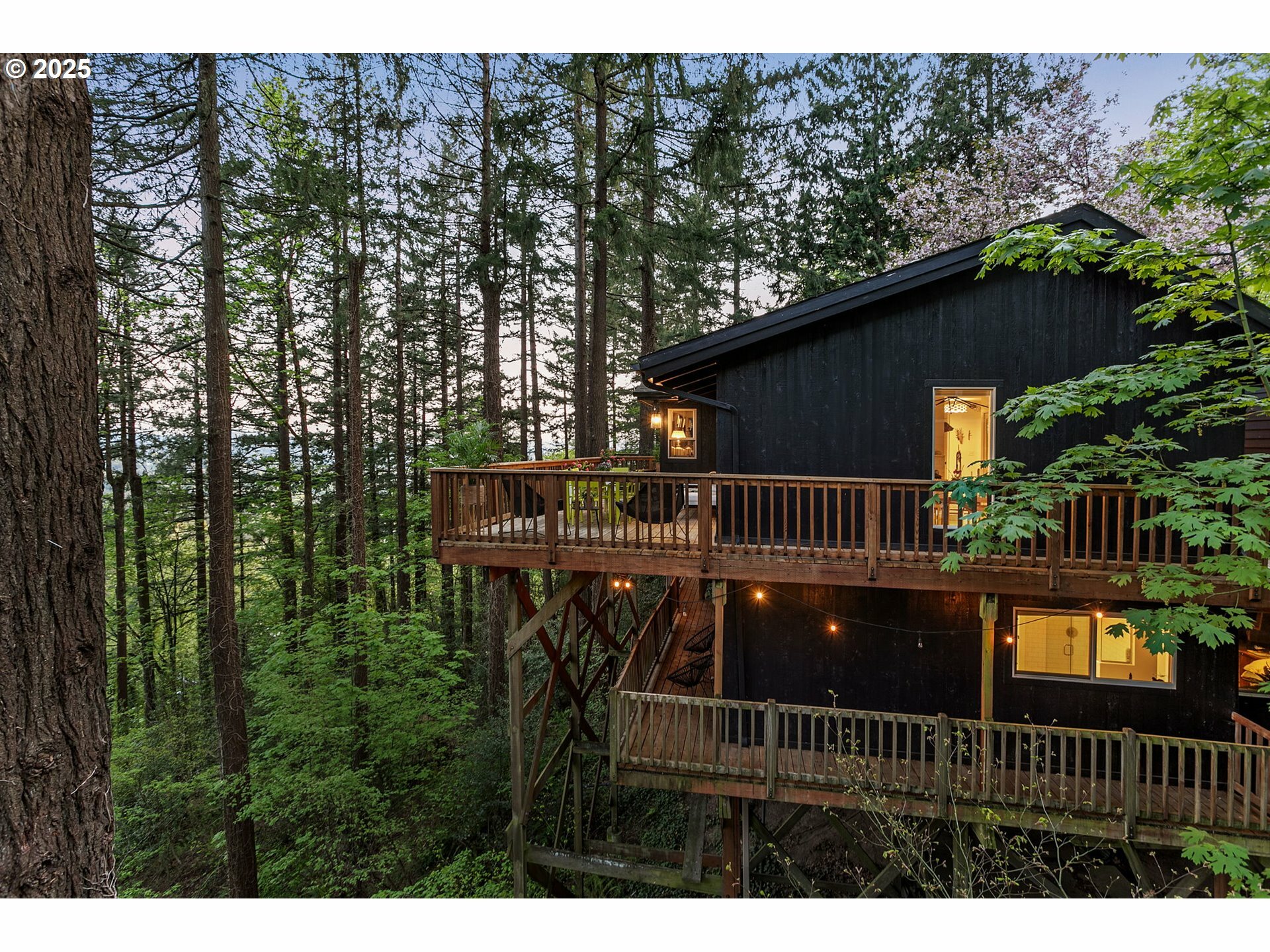 Property Photo: 4048 SW Hewett Blvd OR 97221