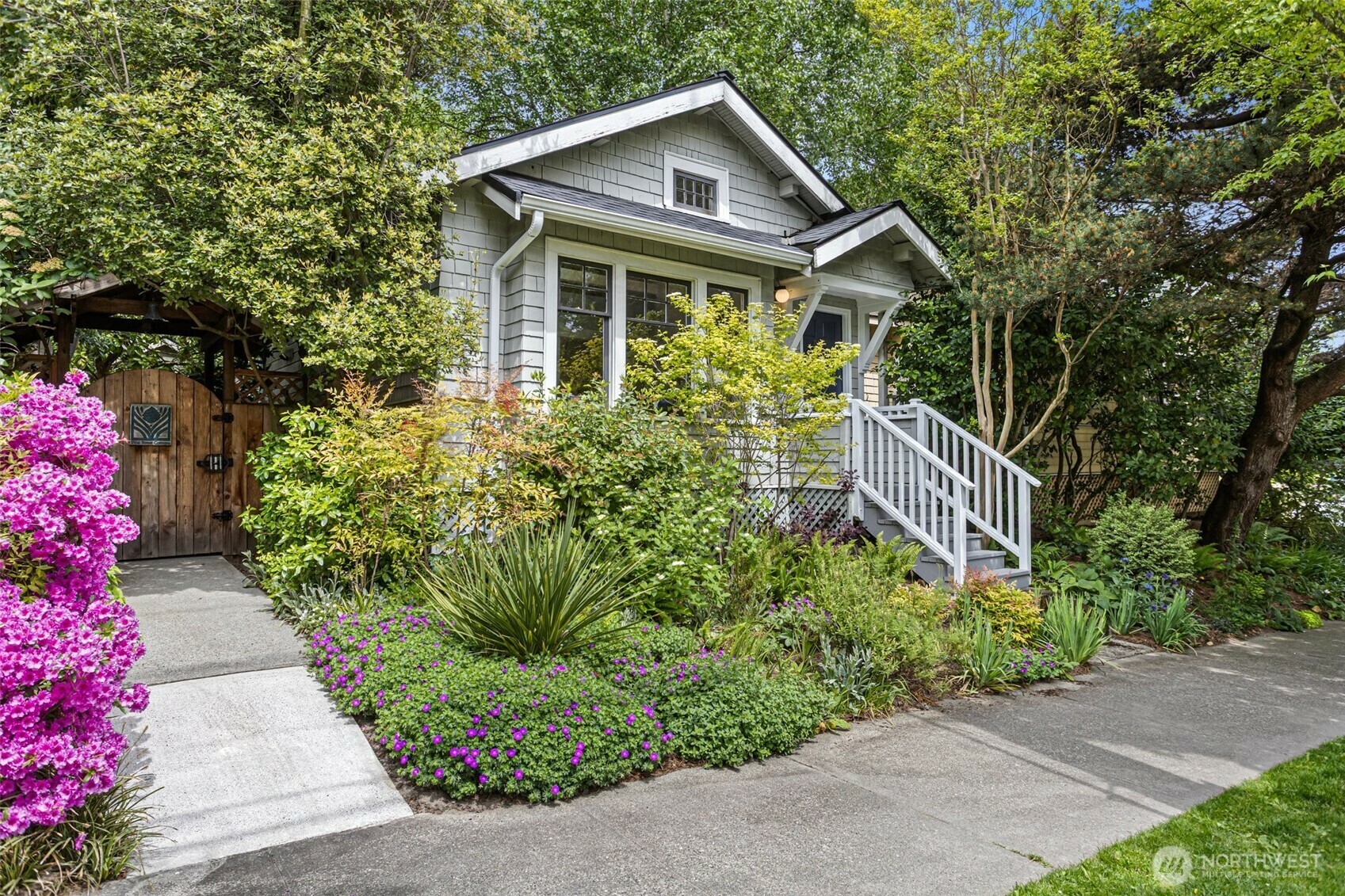 Property Photo: 2122 E Pine Street WA 98122
