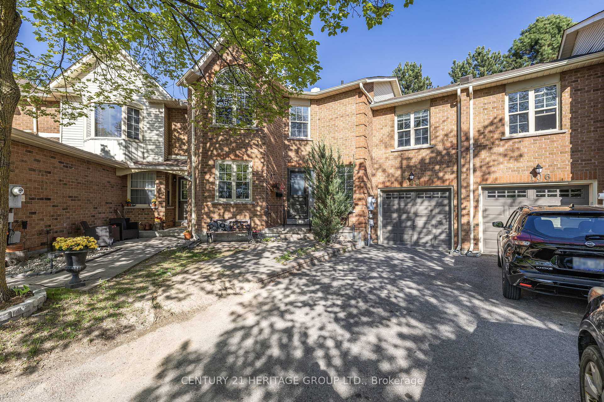 Property Photo: 108 Ashley Place 44 ON L4G 6H5