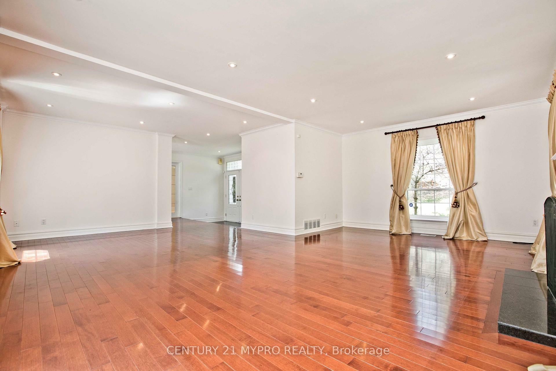 Property Photo: 9 Shady Oaks Crescent ON M3C 2L4