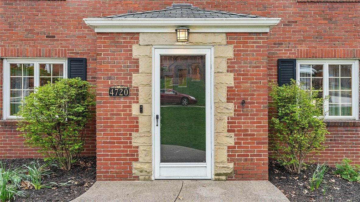 Property Photo: 4720 Rolling Hills Rd PA 15236