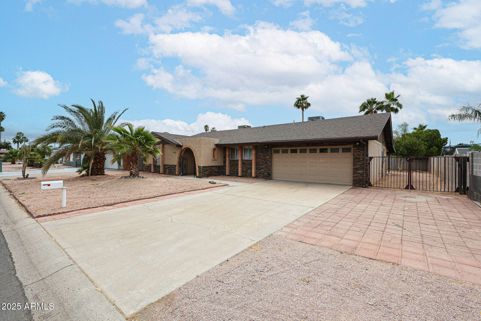 Property Photo: 7439 E Ed Rice Avenue AZ 85208