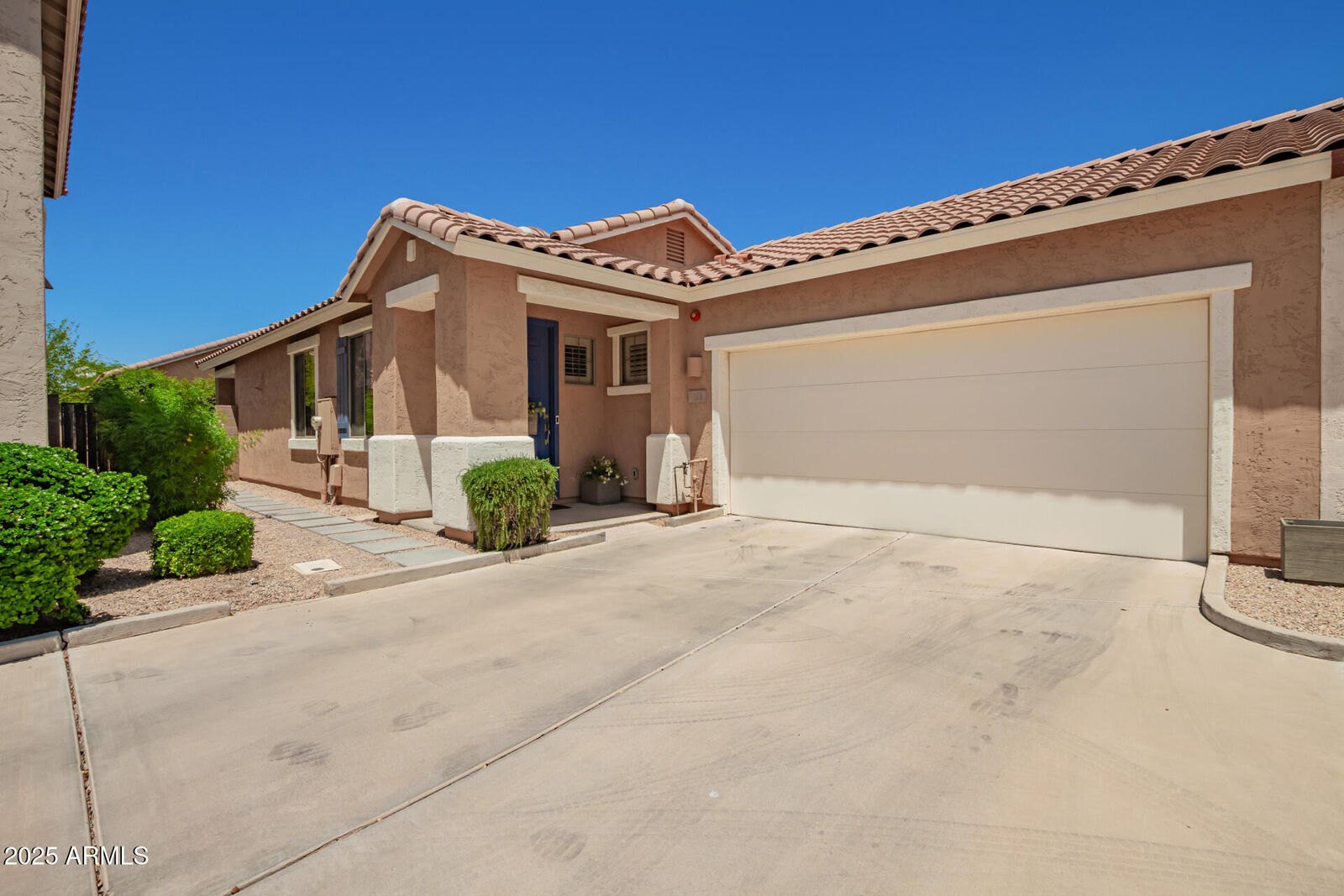 Property Photo:  963 S Colonial Drive  AZ 85296 