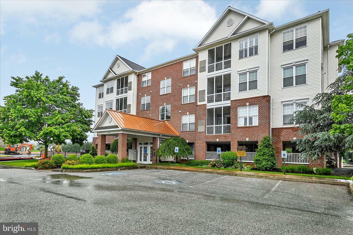 Property Photo: 1050 Crest Way 403 PA 17403