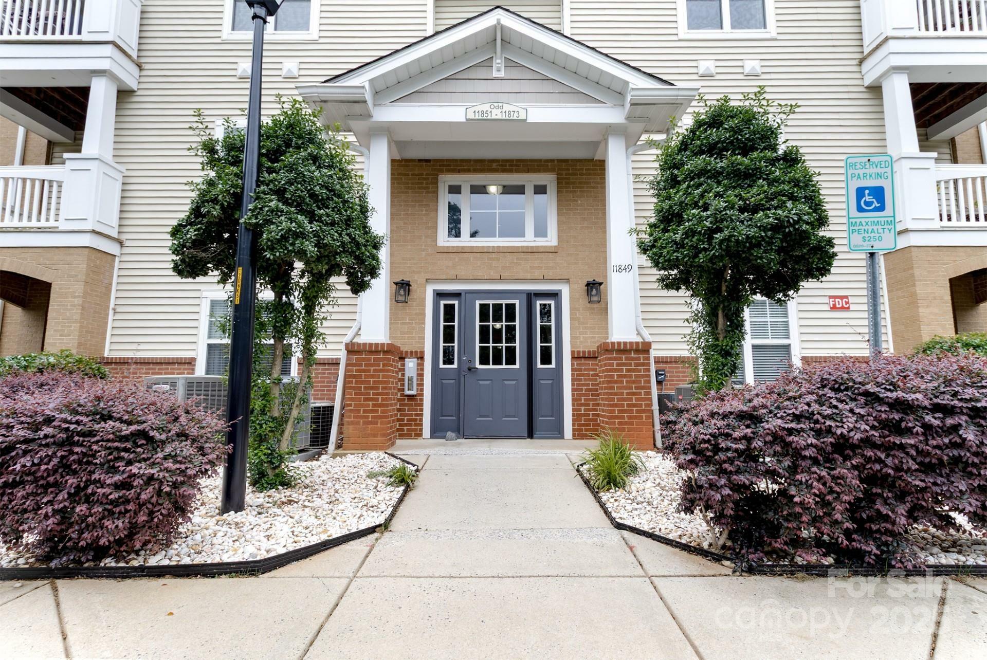 Property Photo: 11867 Ridgeway Park Drive NC 28277