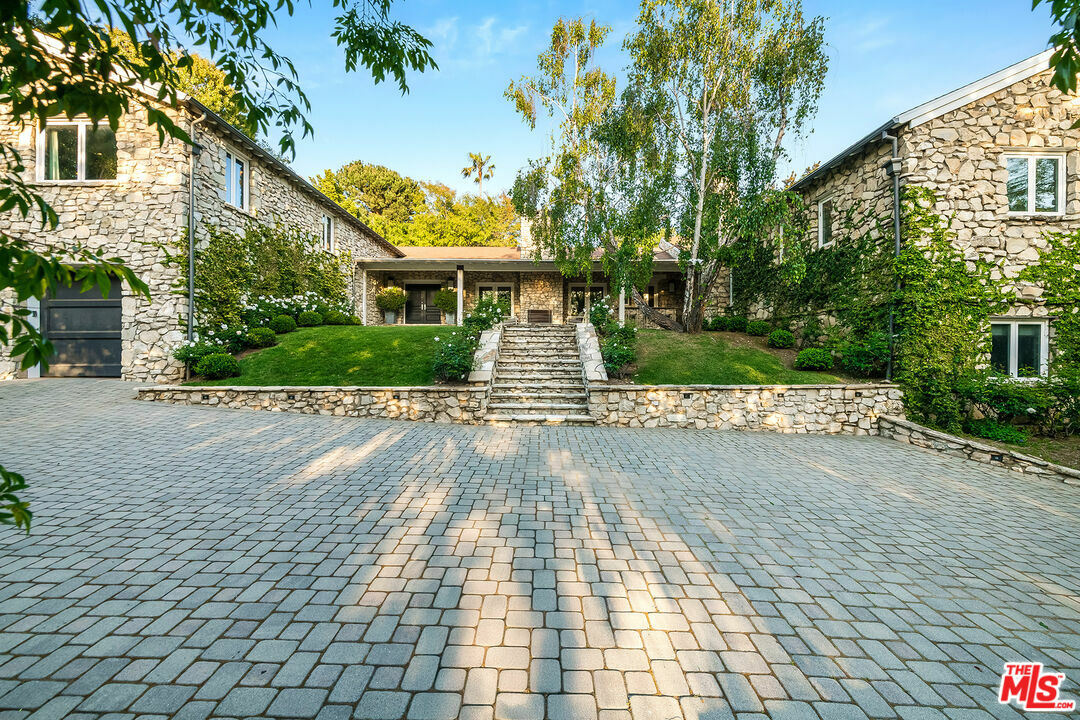 Property Photo: 422 Parkwood Dr CA 90077