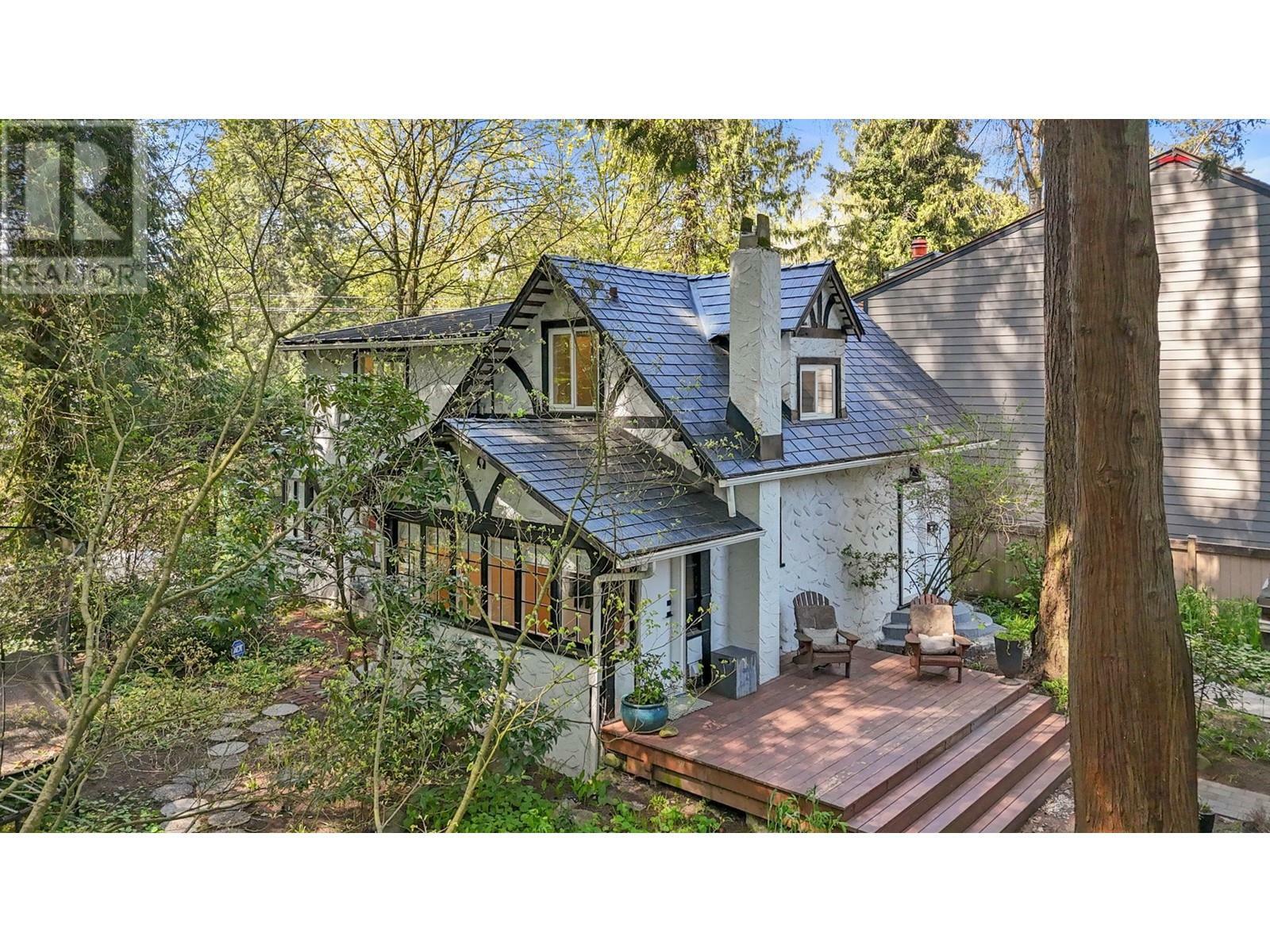 Photo de la propriété: 2052 Capilano Road BC V7P 3B8