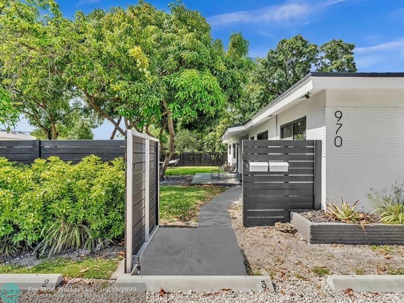 Property Photo:  970 NE 38th St  FL 33334 