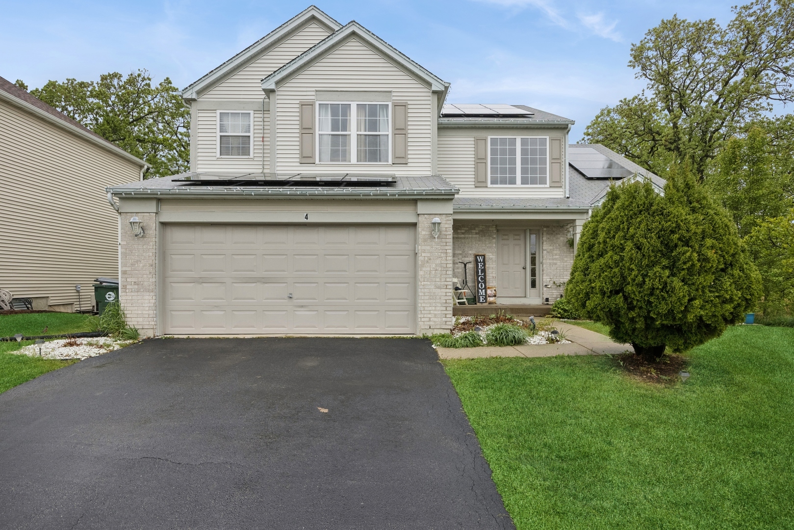 Property Photo: 4 W Tall Oak Drive IL 60073