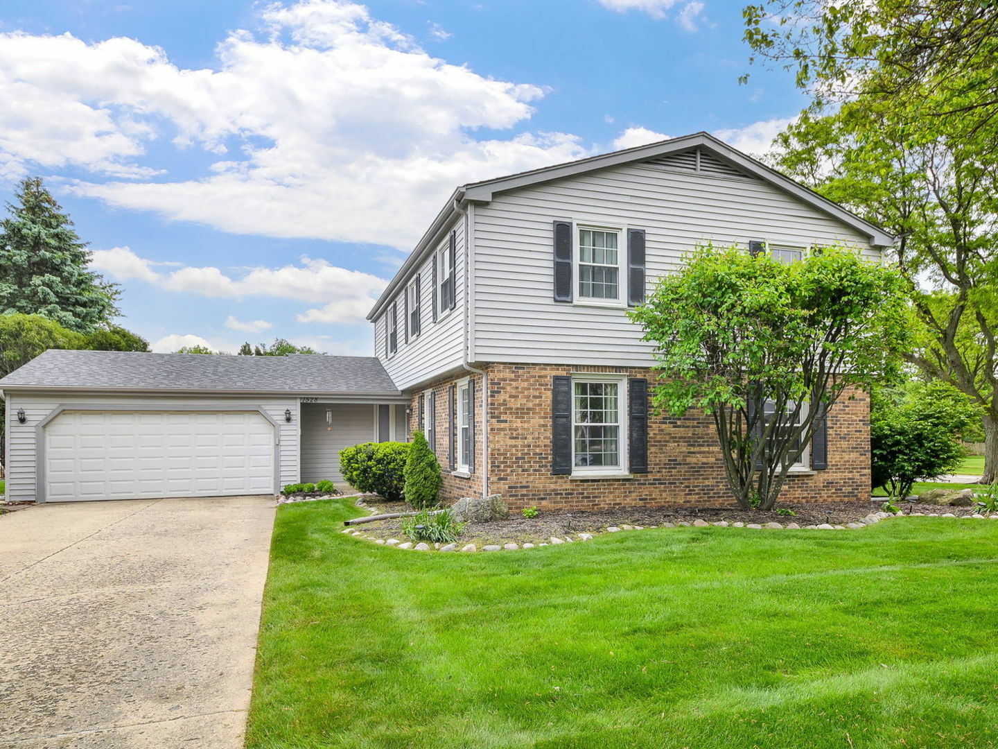 Property Photo: 1528 Apache Drive IL 60563