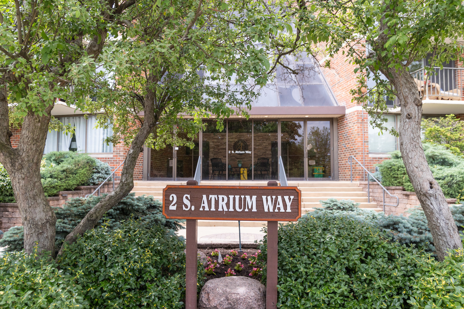 Property Photo: 2 S Atrium Way 208 IL 60126