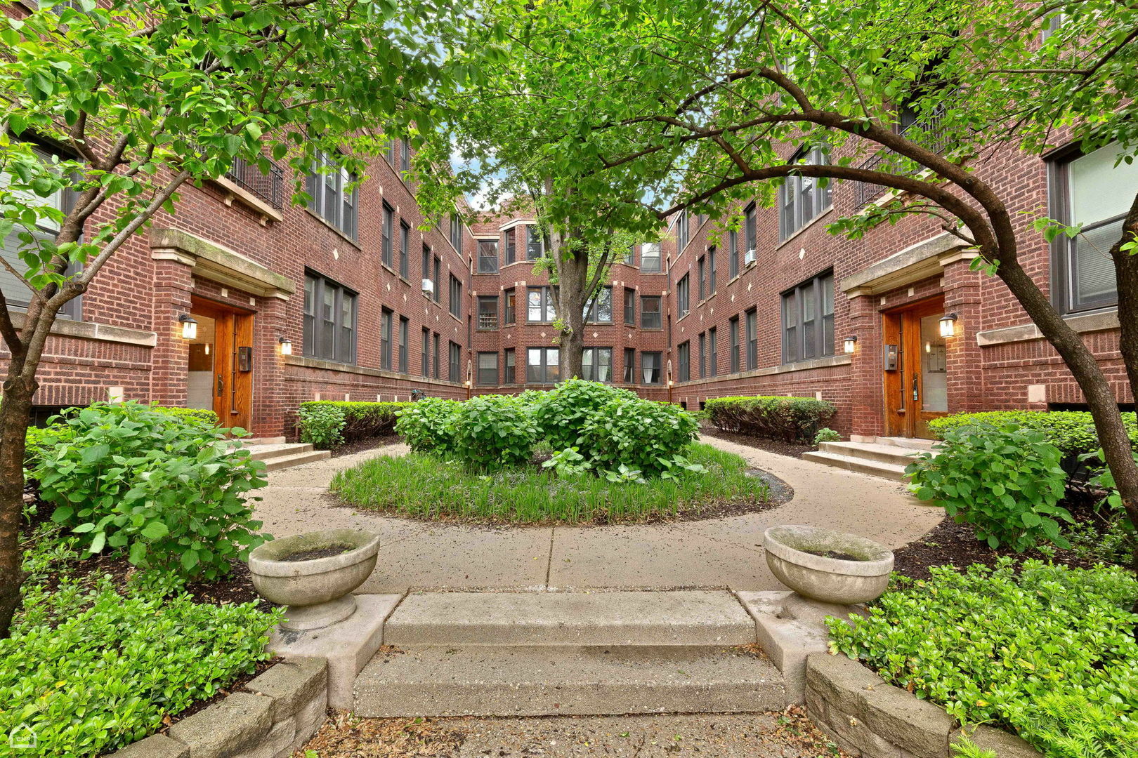 2110 W Montrose Avenue 2S  Chicago IL 60618 photo