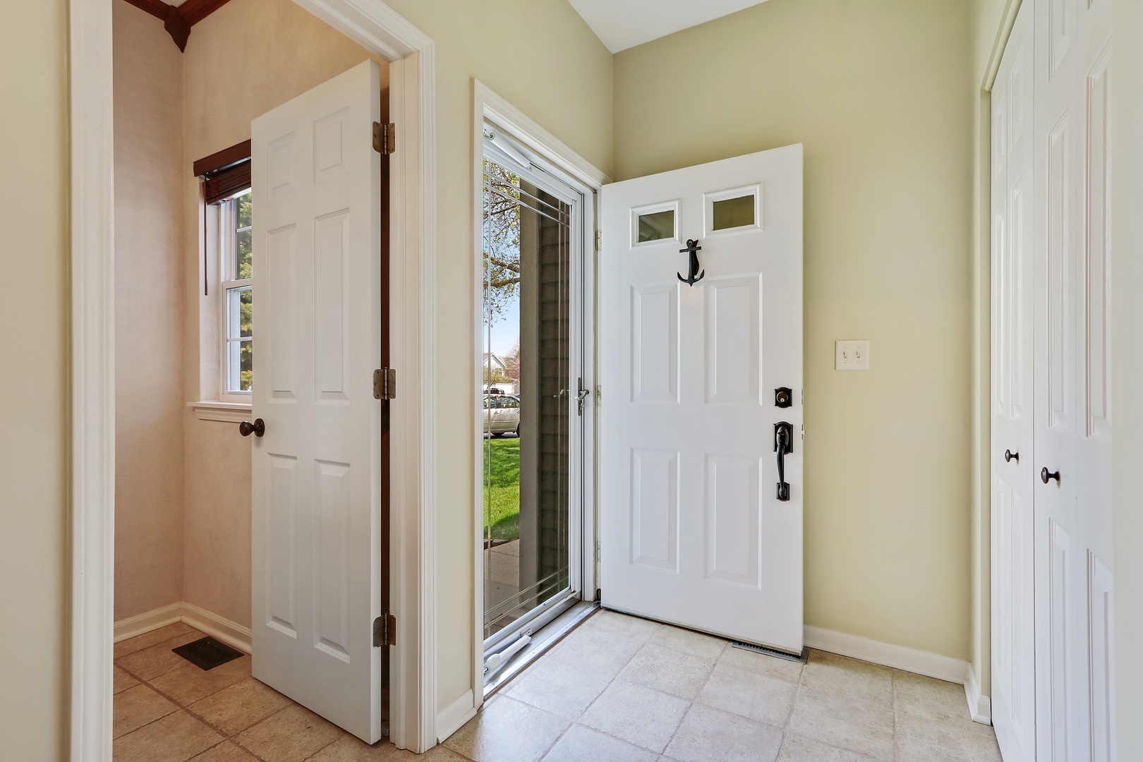 Property Photo: 1370 Grandview Court IL 60102