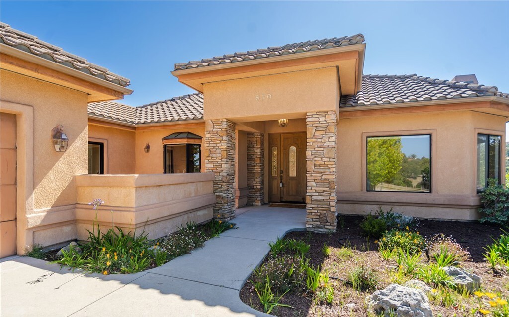 Property Photo:  570 Jenny Place  CA 93420 