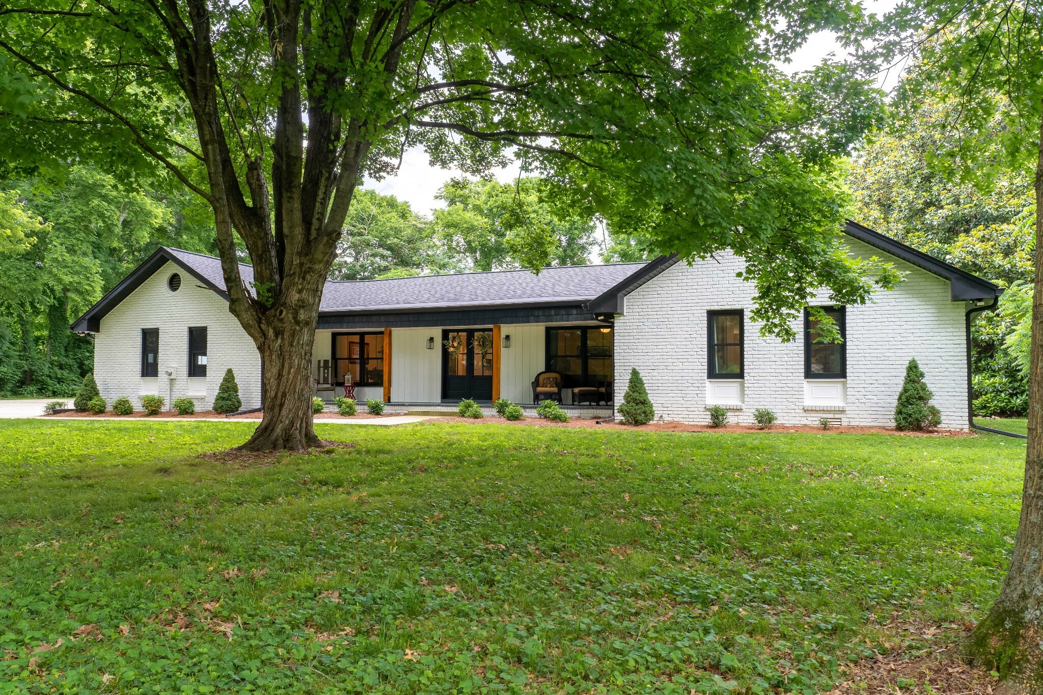 Property Photo:  301 Rosebrook Dr  TN 37066 