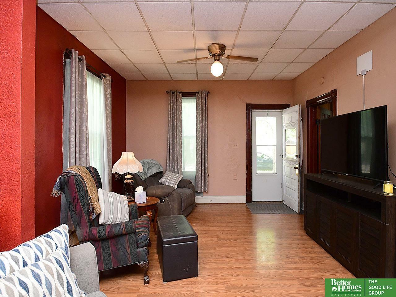 Property Photo: 806 Norman Avenue NE 68333