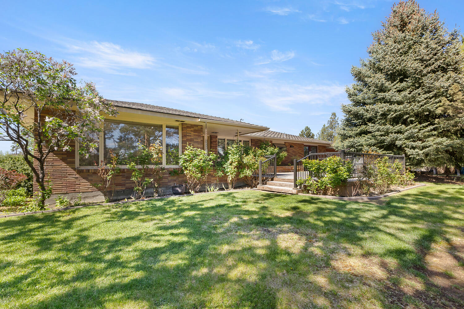Property Photo: 1550 SW Quartz Avenue OR 97756