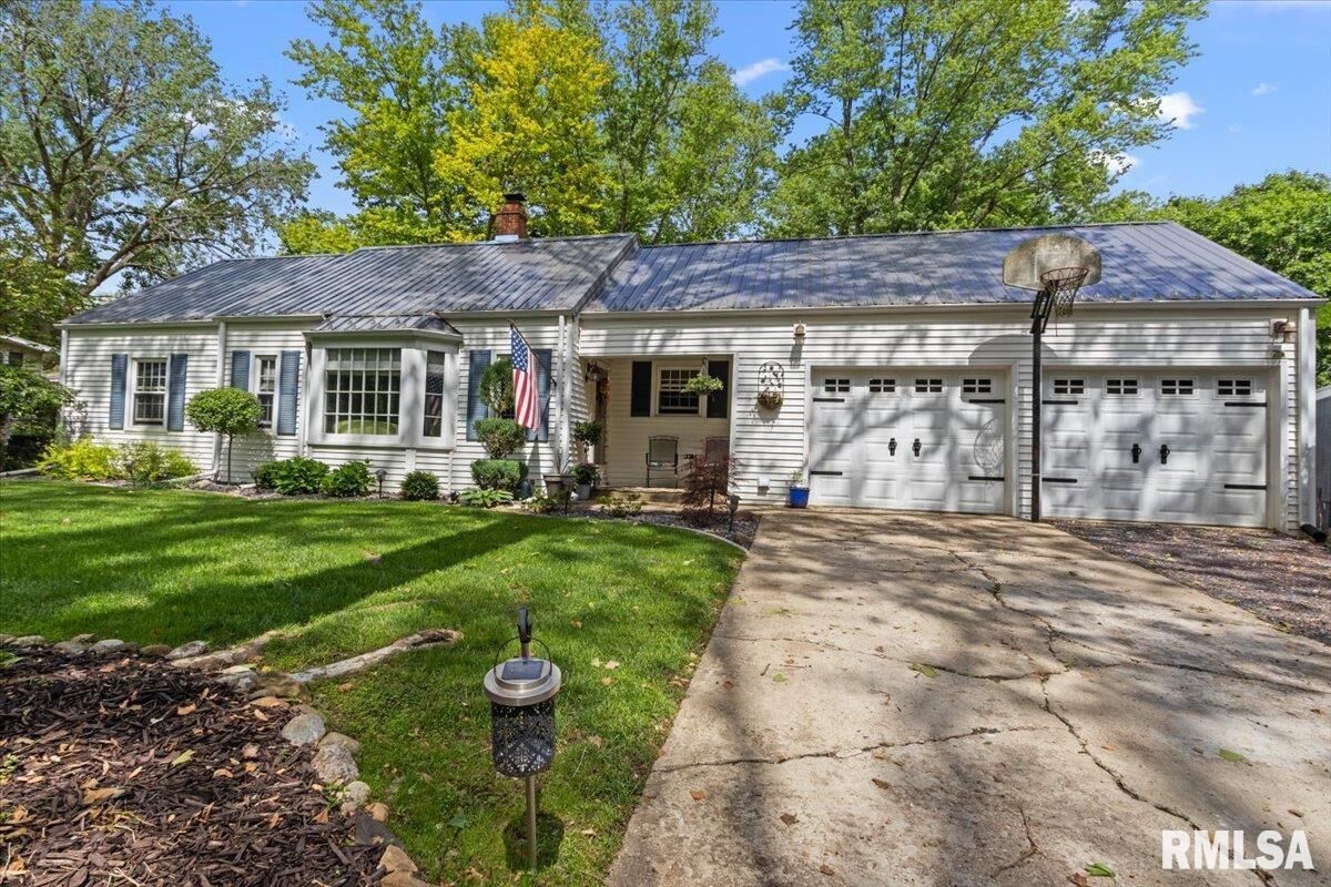 Property Photo: 1128 N Robert Drive IL 61611