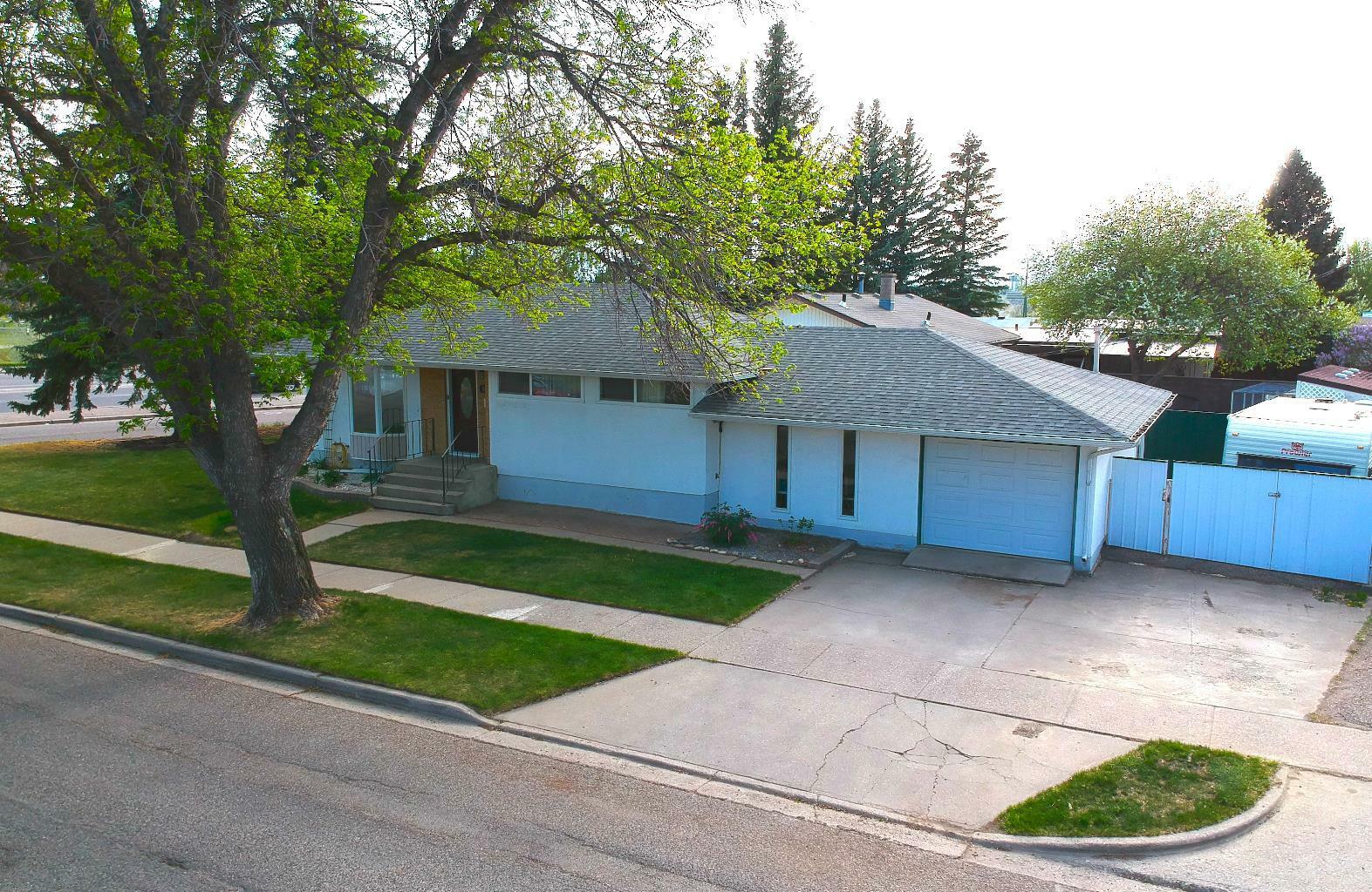 Property Photo: 1132 11 Street S AB T1J 2K6