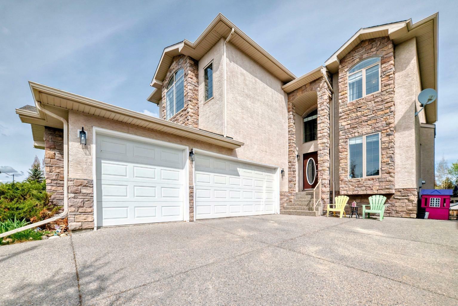 Property Photo: 76 West Cedar Rise SW AB T3H 5E2