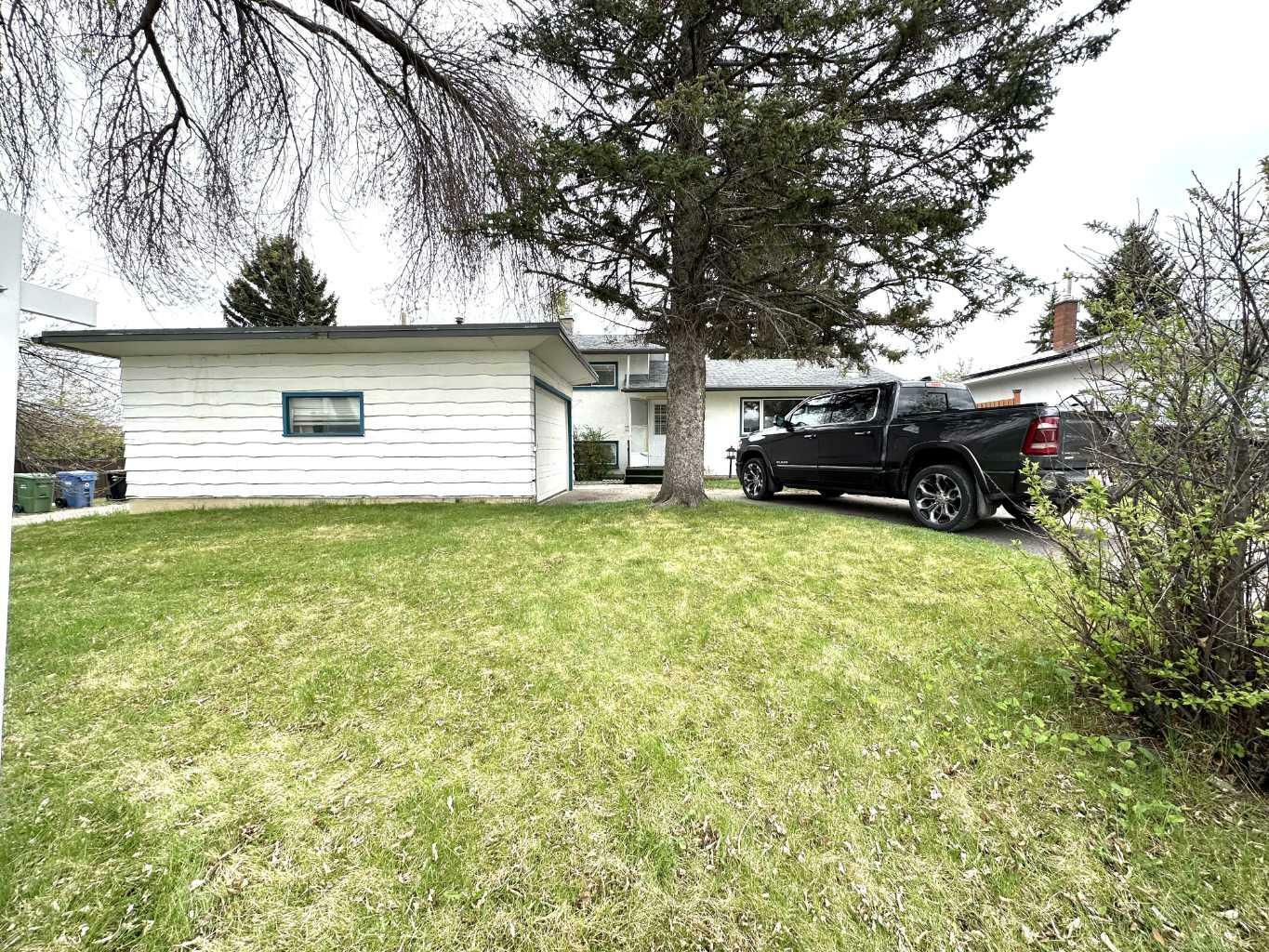 Property Photo: 11 Kingsland Place SW AB T2V 2K1