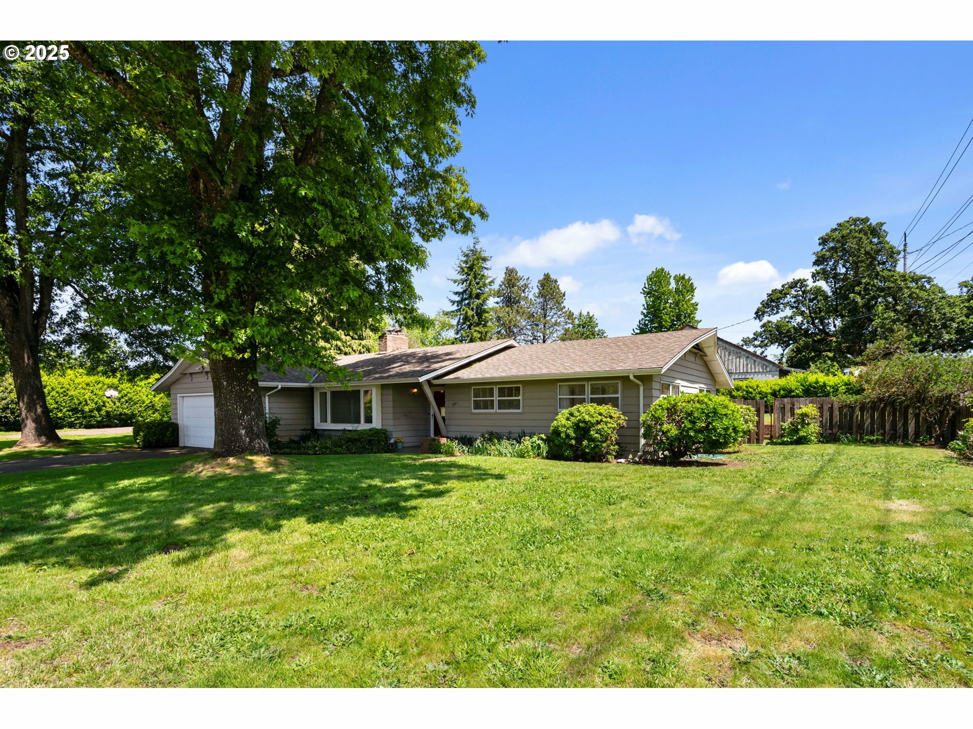 Property Photo:  881 Linn Ave  OR 97045 