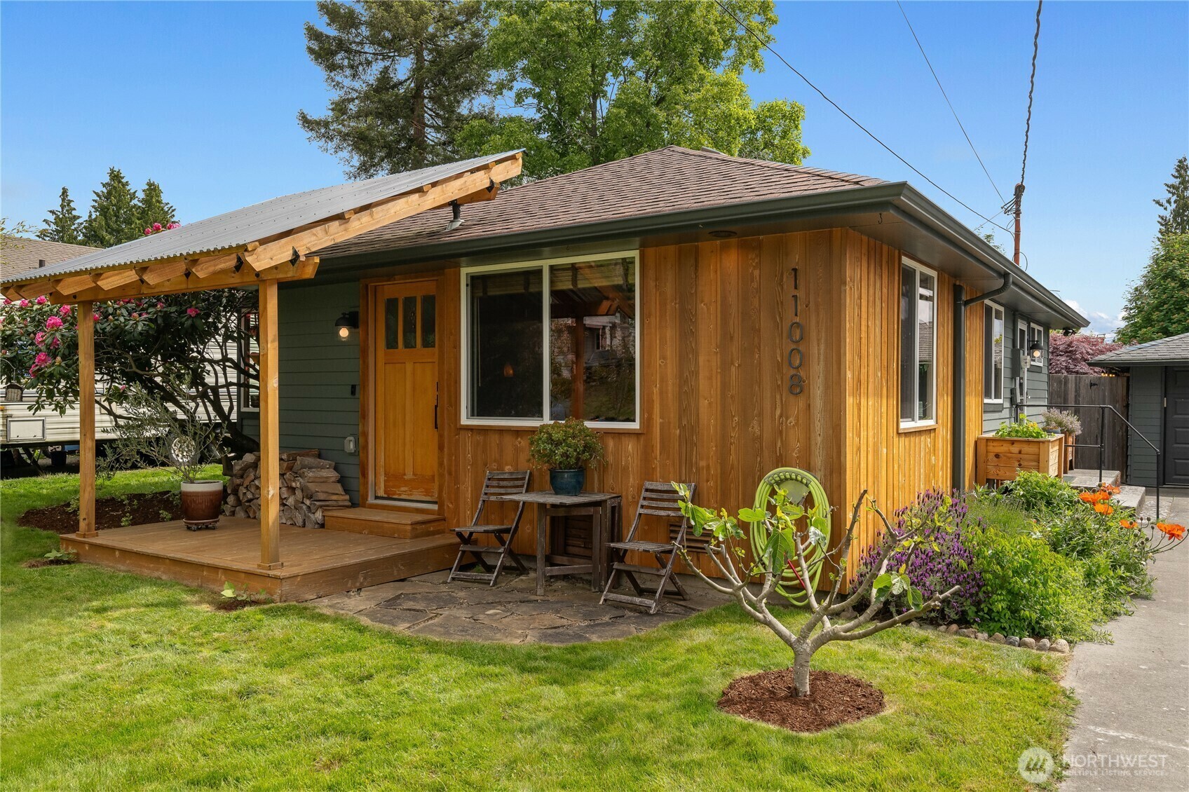 Property Photo: 11008 2nd Avenue S WA 98168