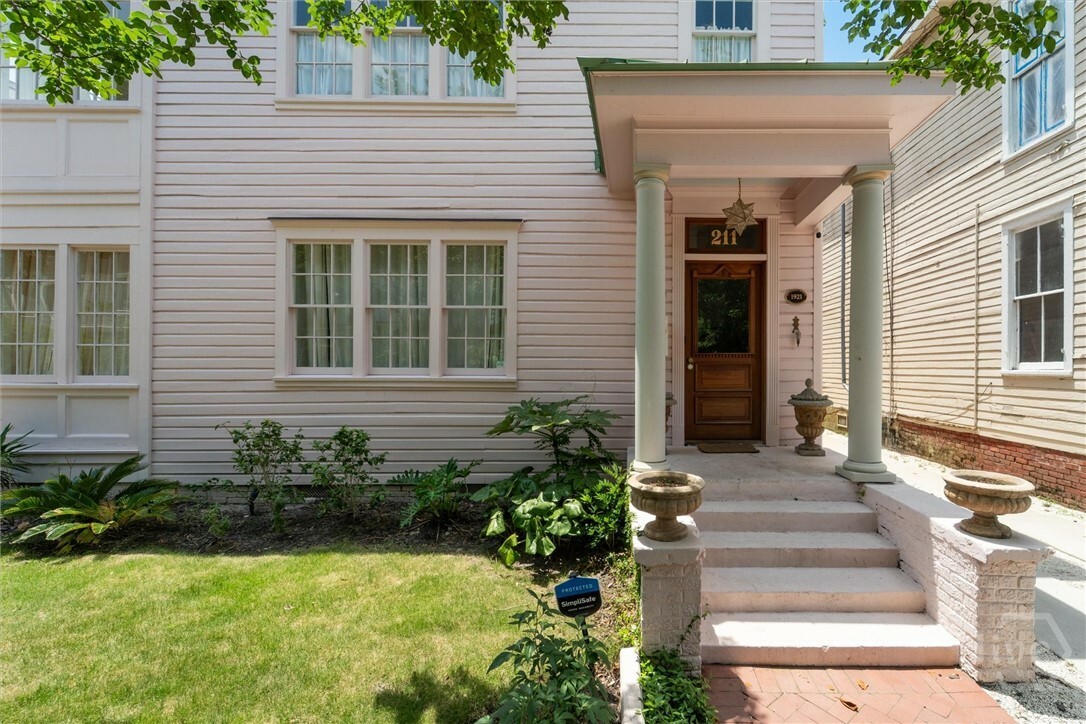 Property Photo: 211 W 40th Street B GA 31401