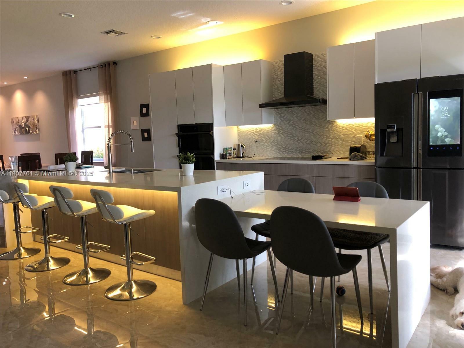 Property Photo: 4400 E Seneca Ave FL 33332