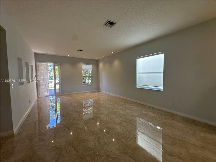 Property Photo:  4400 E Seneca Ave  FL 33332 