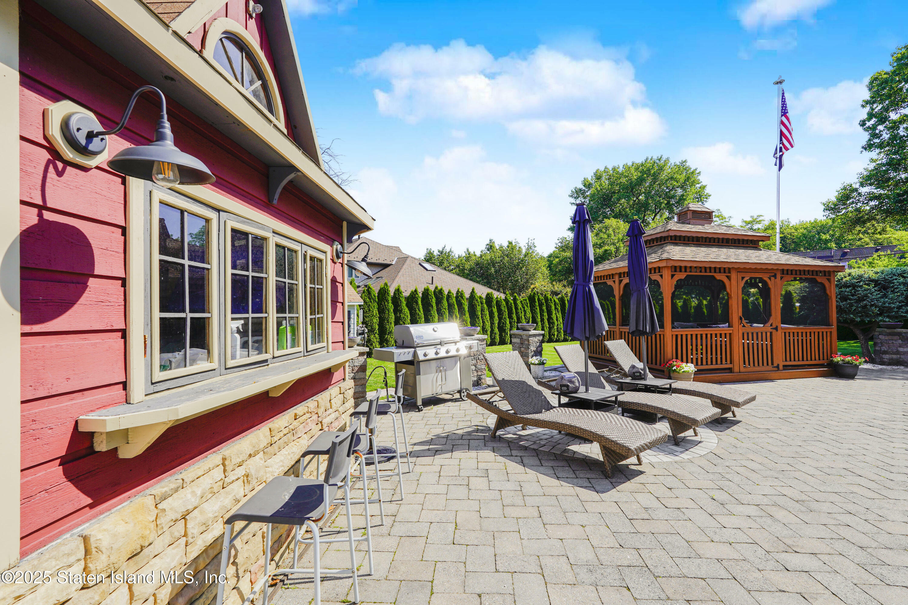 Property Photo:  5 Haywood Street  NY 10307 