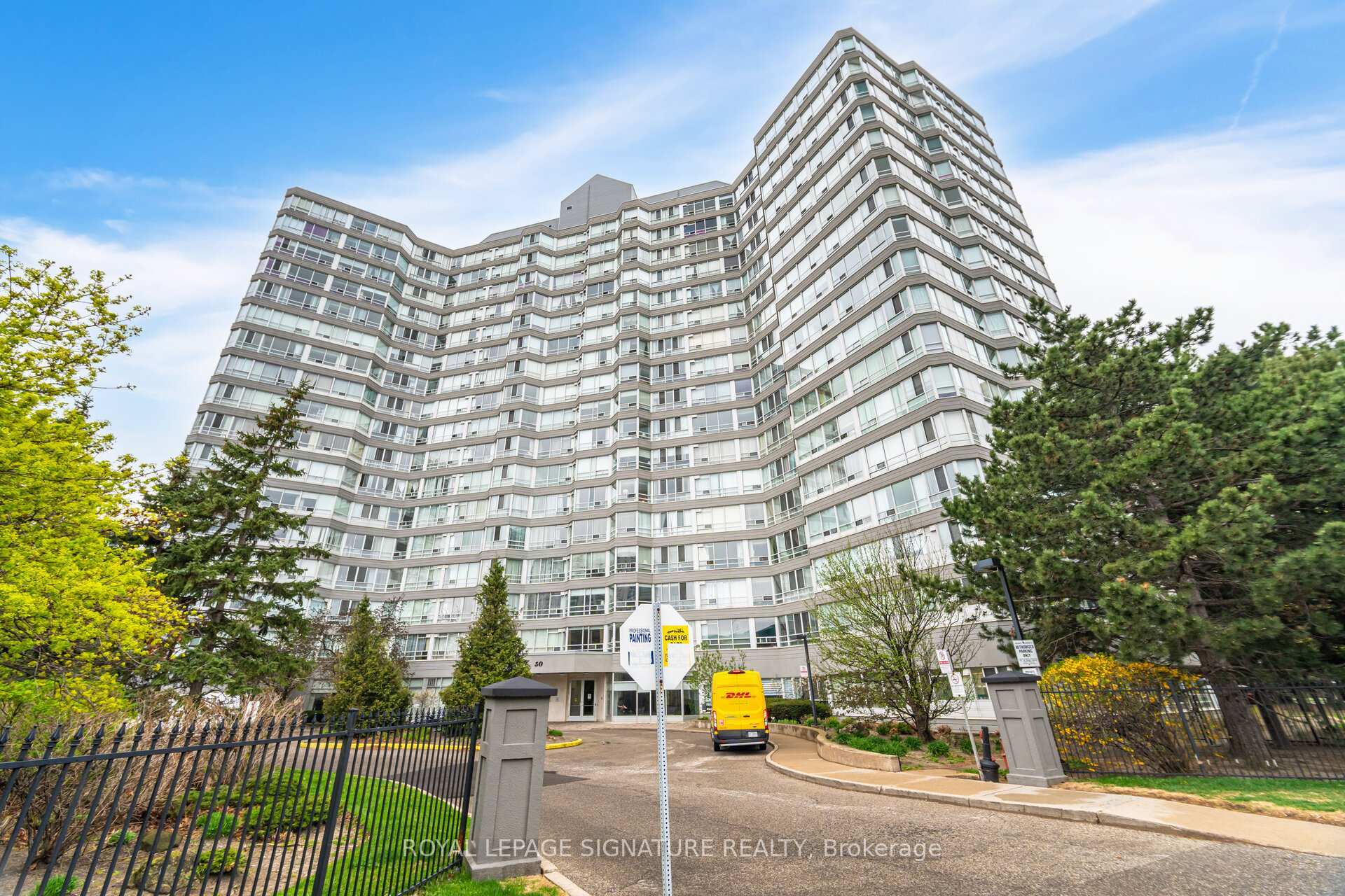 Property Photo:  50 Kingsbridge Garden Circle 808  ON L5R 1Y2 