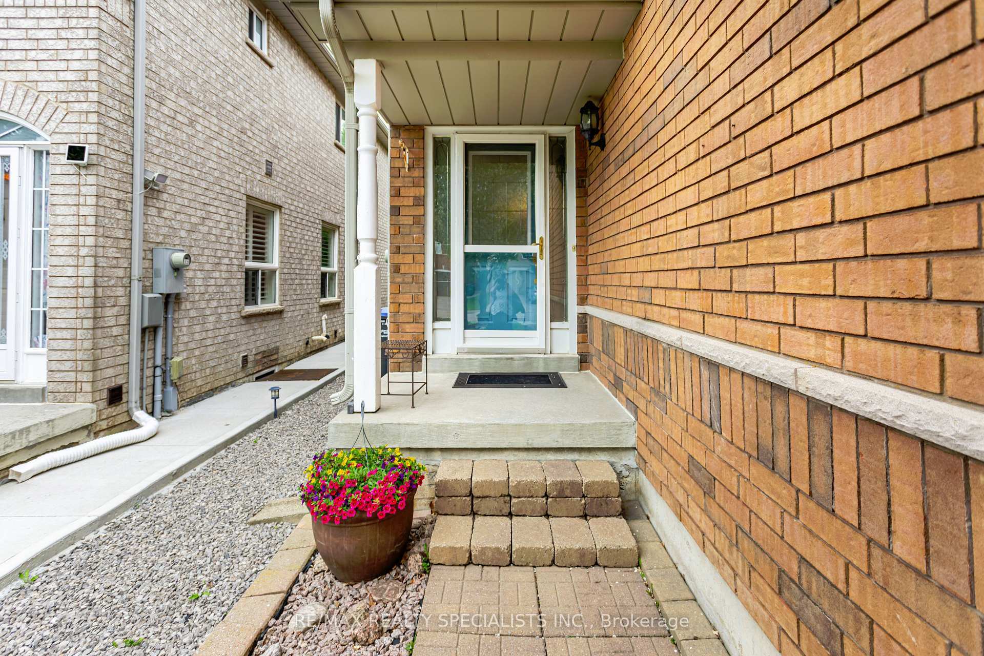 Property Photo: 6408 Hampden Woods Road ON L5N 7V3