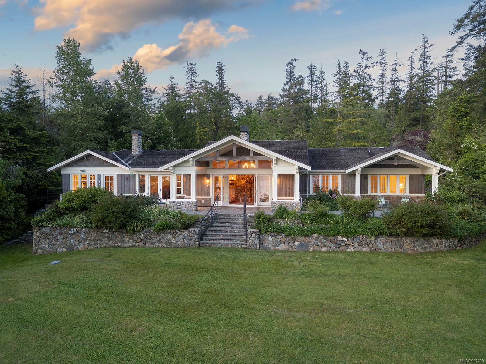 Photo de la propriété: 9280 Ardmore Dr BC V8L 3S1