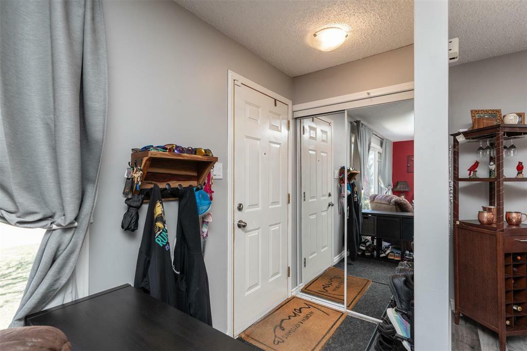 Property Photo: 37 Blueberry Bay MB R2J 2G6