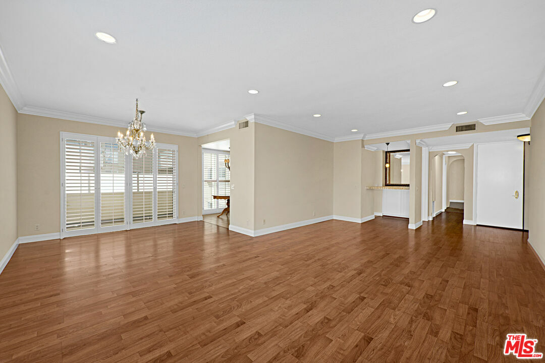 Property Photo: 4949 Genesta Ave CA 91316