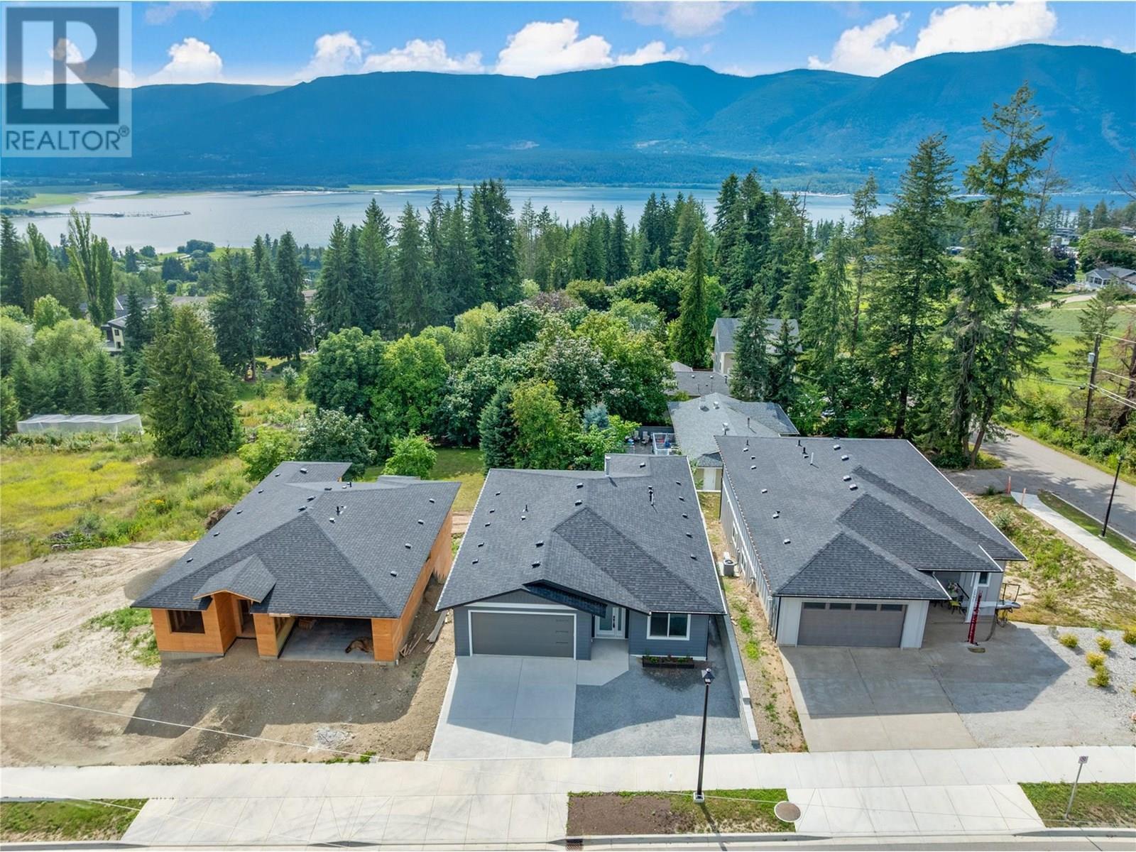 Photo de la propriété: 2971 27 Street Northeast BC V1E 2Z7