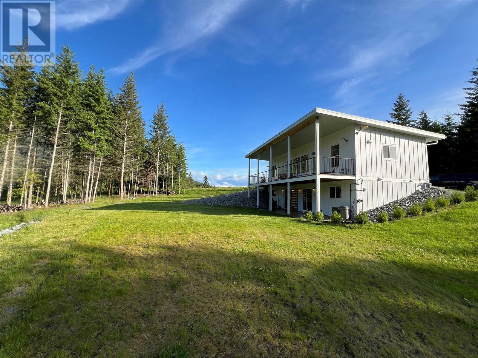 Photo de la propriété: 5090 50A Street Northeast BC V1E 1Y6