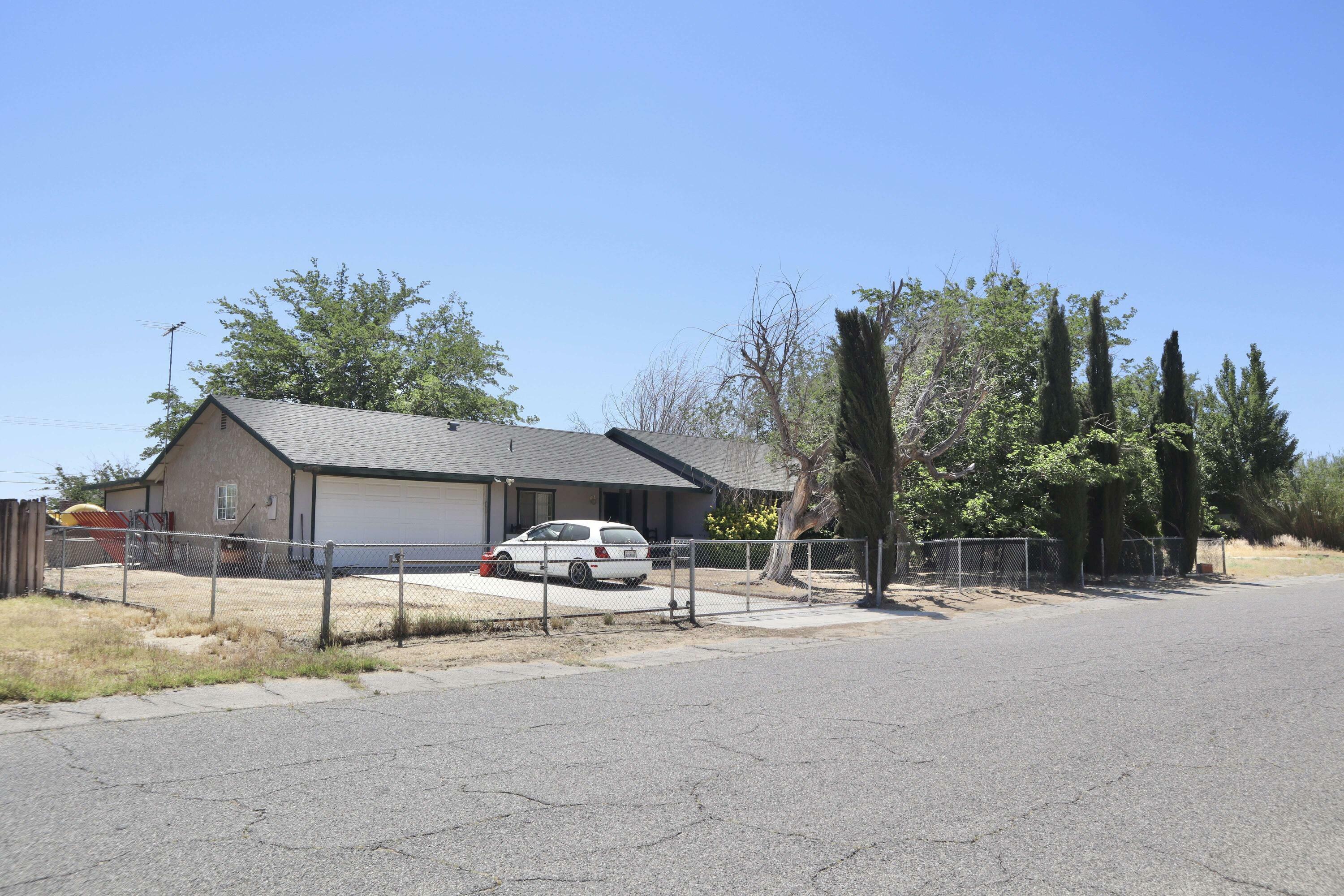Property Photo:  39928 E 179th St Street  CA 93591 