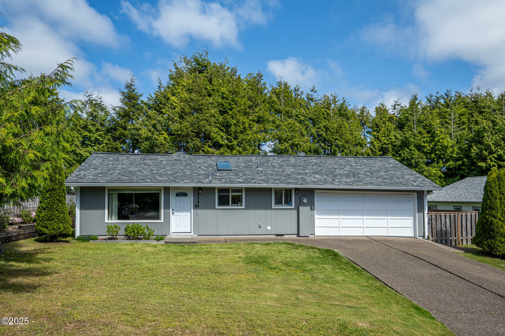 Property Photo: 1345 SW Fairway Drive OR 97394
