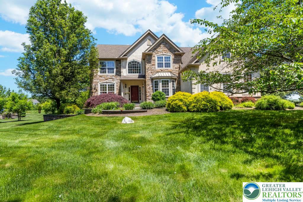 Property Photo: 140 Birdie Way PA 18058