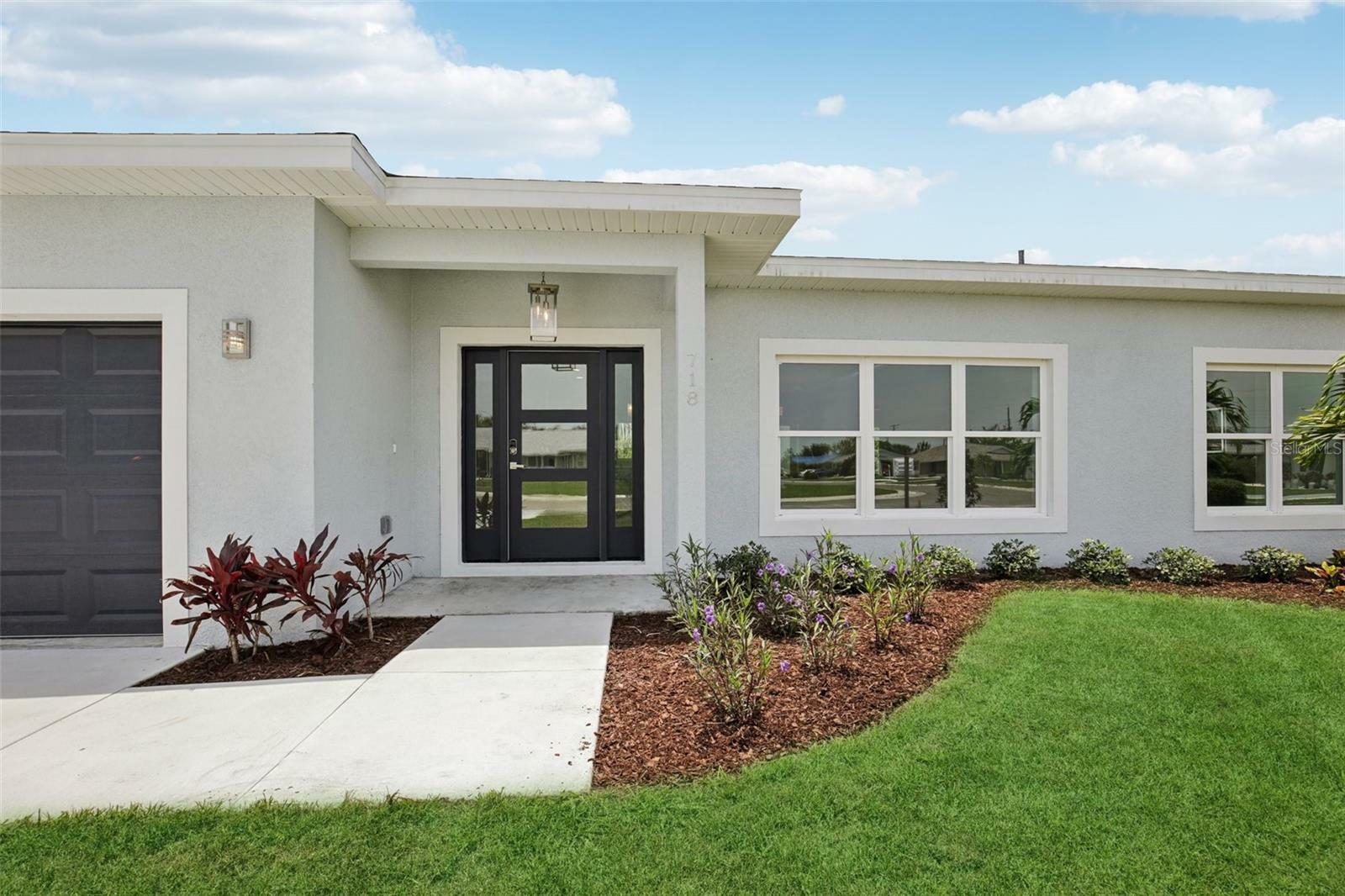 Property Photo: 718 Desert Hills Way FL 33573