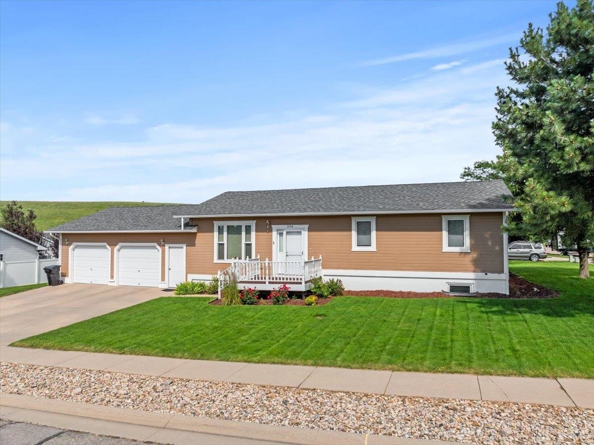 Property Photo: 1006 S 33rd Street SD 57783