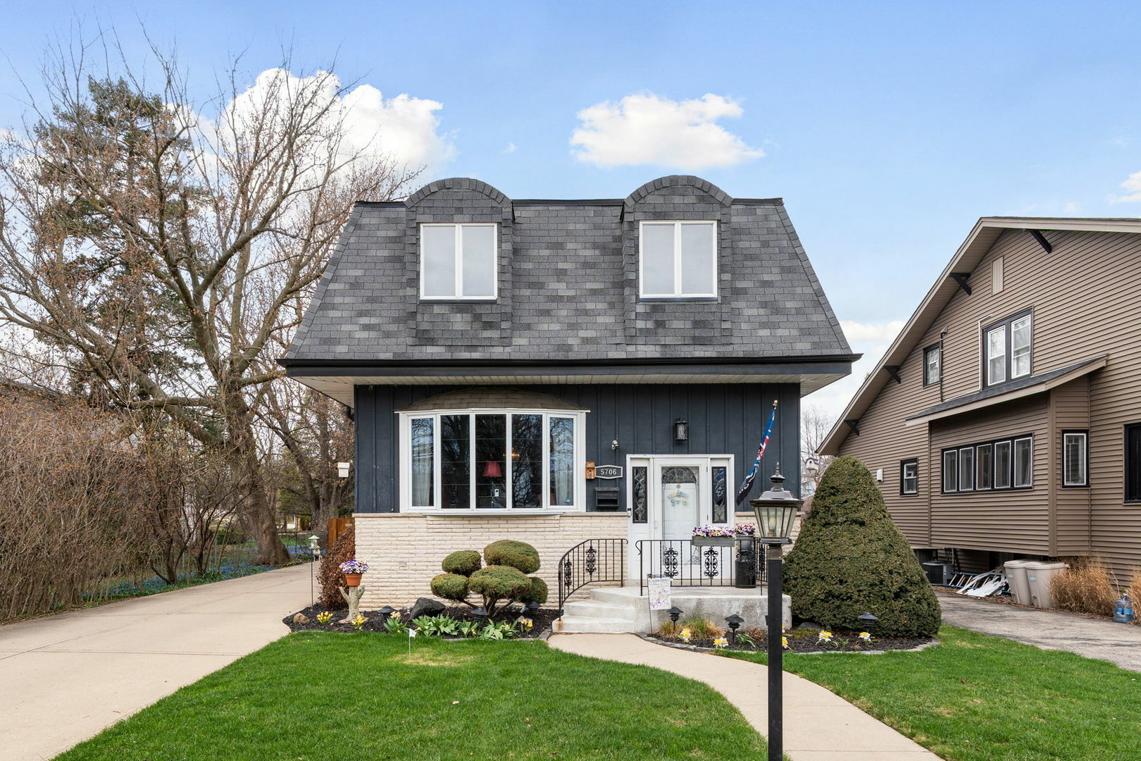 Property Photo: 5706 N New Hampshire Avenue IL 60631