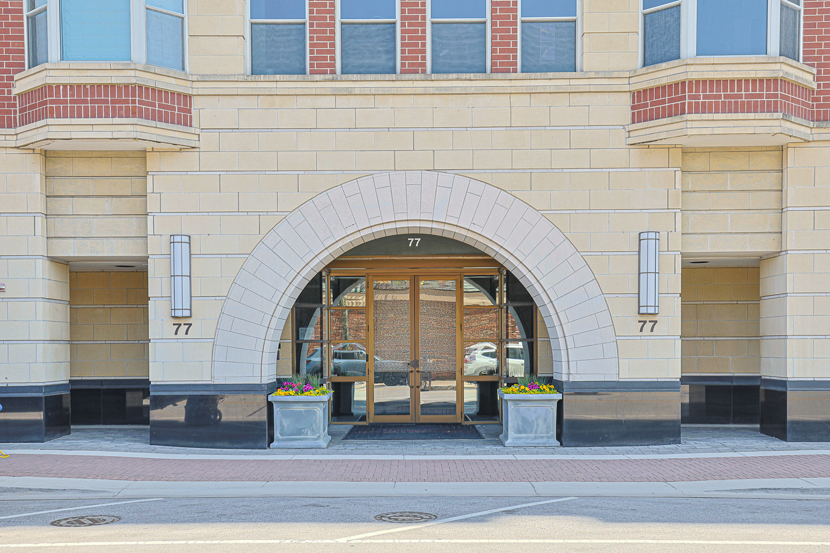 Property Photo: 77 S Evergreen Avenue 1004 IL 60005