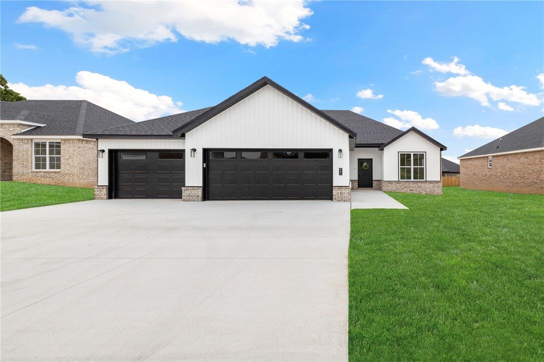 Property Photo:  881 E Buchanan Street  AR 72753 