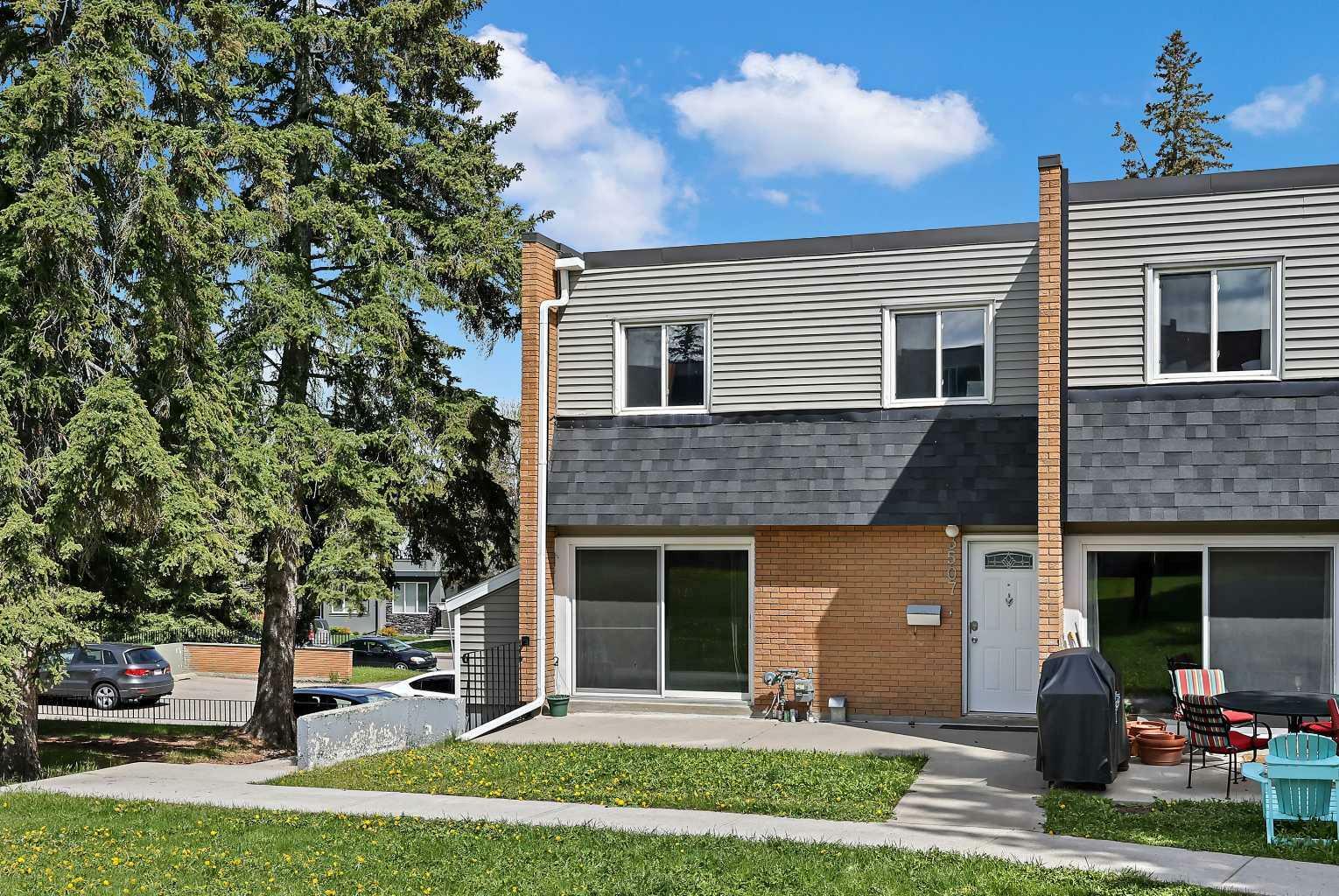 Property Photo:  3507 43 Street SW  AB T3E 3P4 