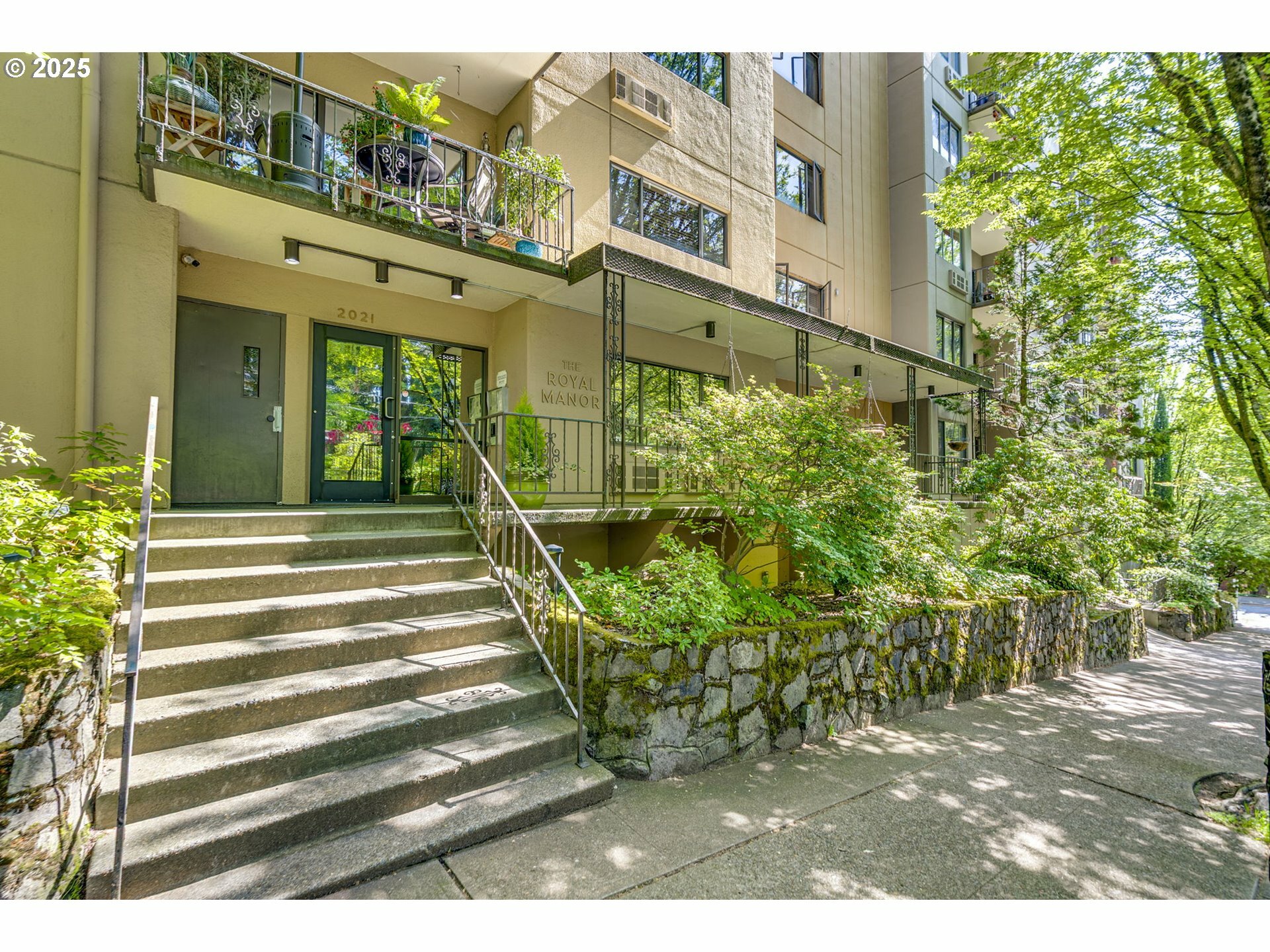 Property Photo: 2021 SW Main St 66 OR 97205